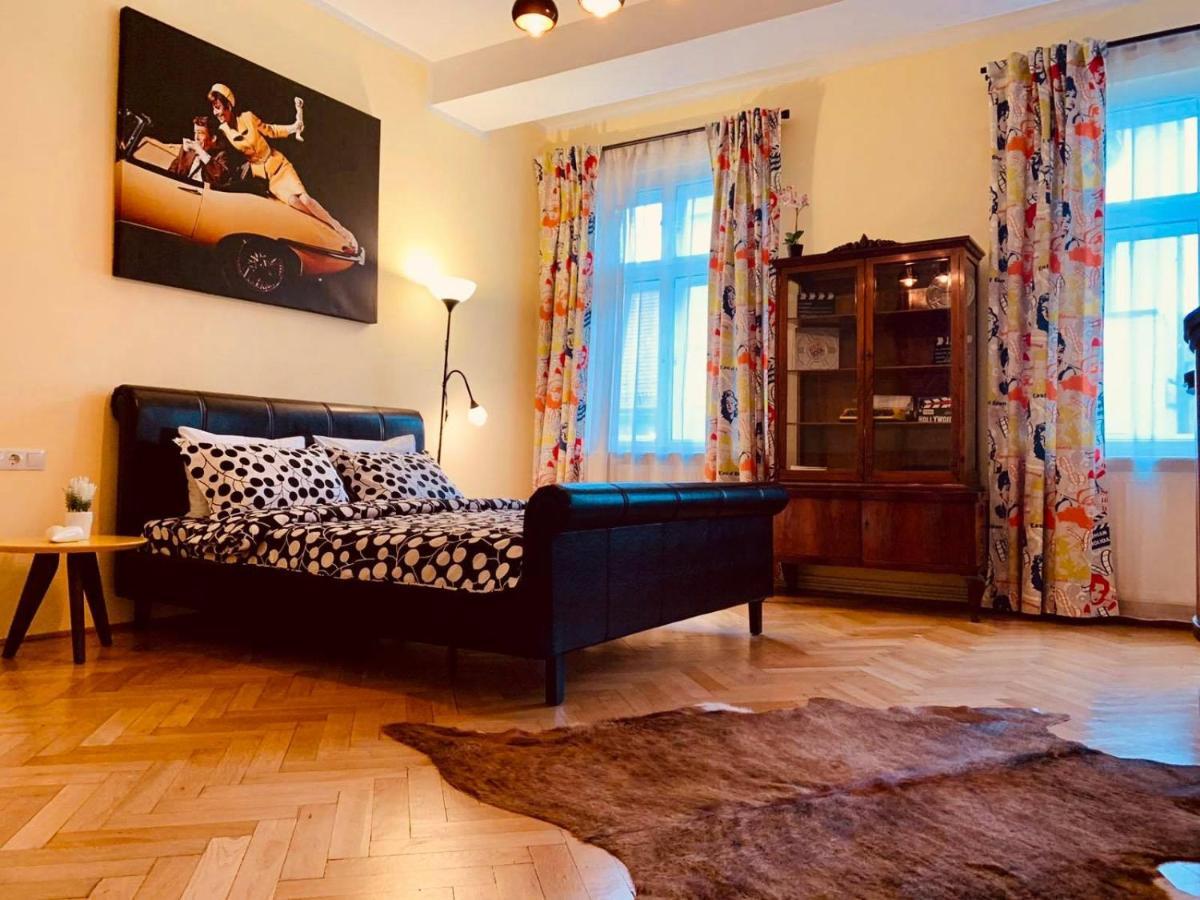 Cinematheque Ultracentral Apartment Sibiu Bagian luar foto