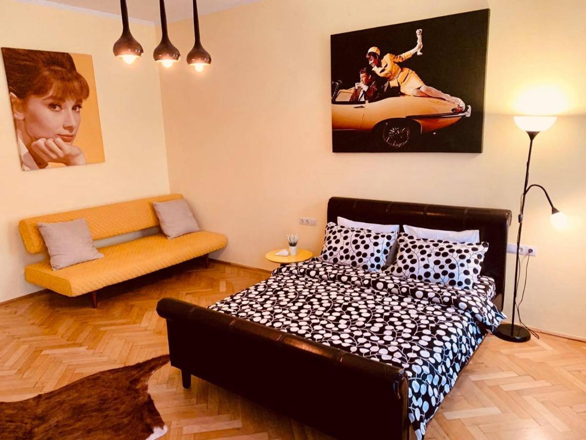 Cinematheque Ultracentral Apartment Sibiu Bagian luar foto