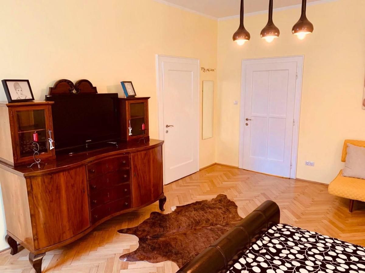 Cinematheque Ultracentral Apartment Sibiu Bagian luar foto